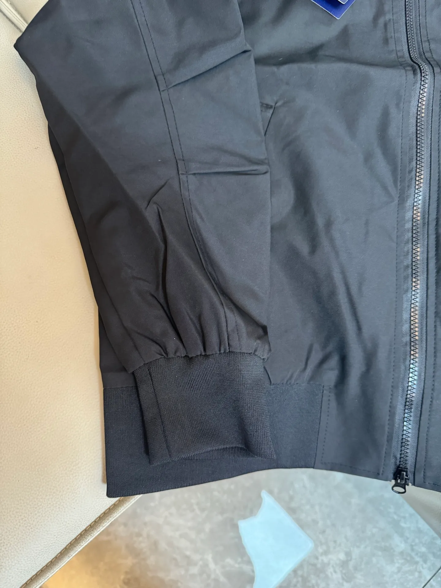 P320 Ralh Lauren men's old money style veteran stand collar workwear Harrington jacket. Ralh Lauren has gone crazy this year. The upper body of major Internet celebrities. The fabric has a double-layer shin feel and is full of weight! It's not as heavy as a regular jacket, and the ordinary cotton material feels really different. This one is super comfortable, soft and stylish, and has a green plaid interior that has a retro movie fashion feel! The fit is loose but not baggy. The size is just right and not too picky. The dropped shoulder design modifies the shoulder shape without making it look bulky. This silhouette is a style that will never go out of style after being worn for a long time. The upper body is also very durable and recognizable. The loose and reasonable fit can be worn by both men and women, making it easy to create a clean and refreshing youthful look. The embroidery on the chest is all German Oman embroidery fiber with original data. The embroidery process is very particular. It uses Japanese Tajima machines to ensure the embroidery is exquisite and three-dimensional. That is what I said is different from the ones on the market. Regarding the workmanship, the version is a loose version and can be used by boys and girls!! Color: black, navy, size: S-XL